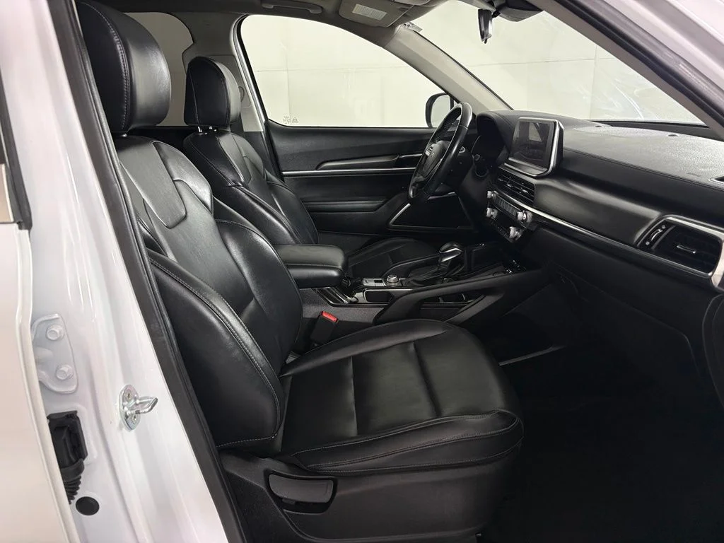 Used 2022 White Kia S image 46