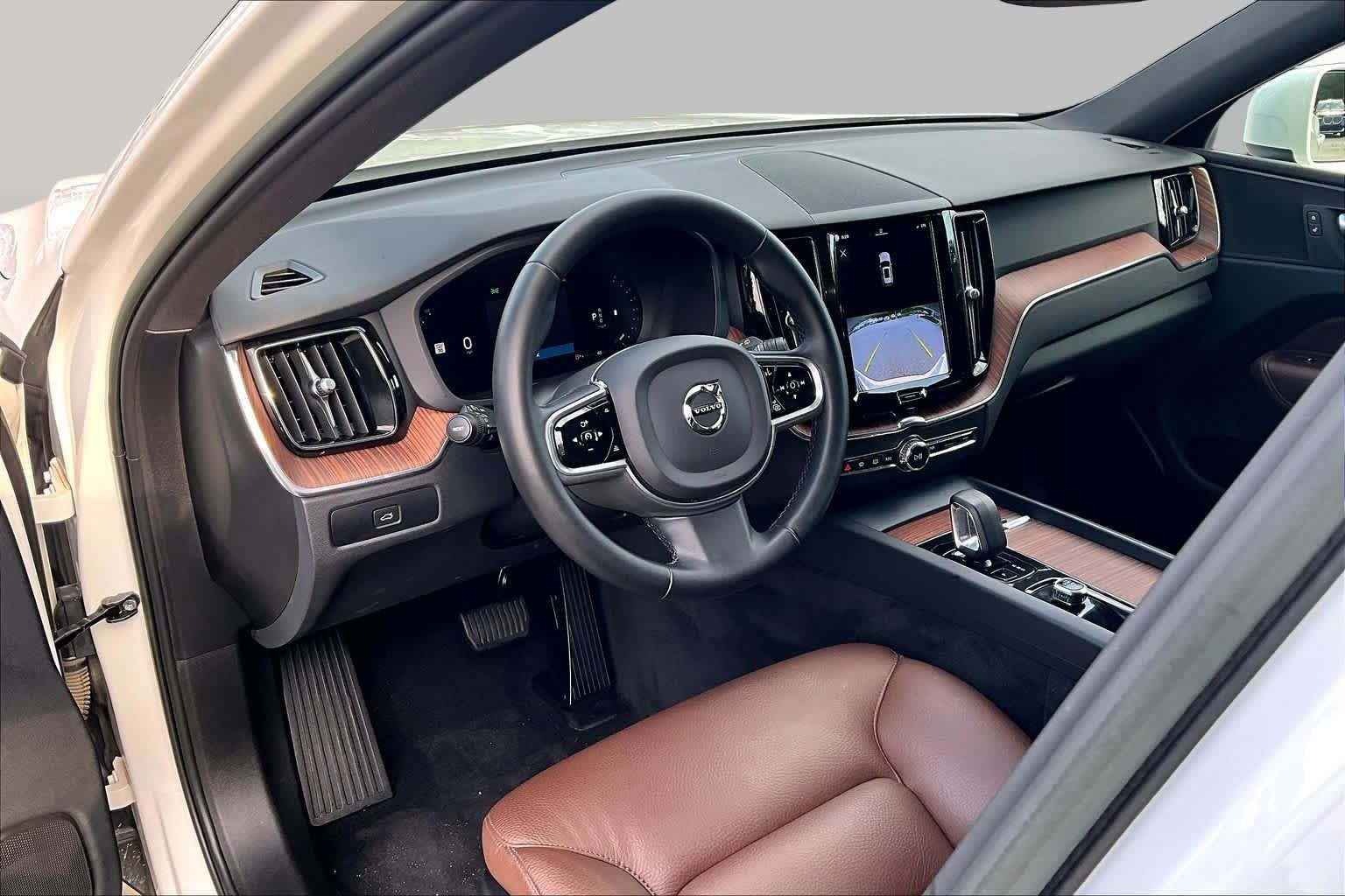 Used 2023 Crystal White Metallic Volvo Plus Bright Theme image 17