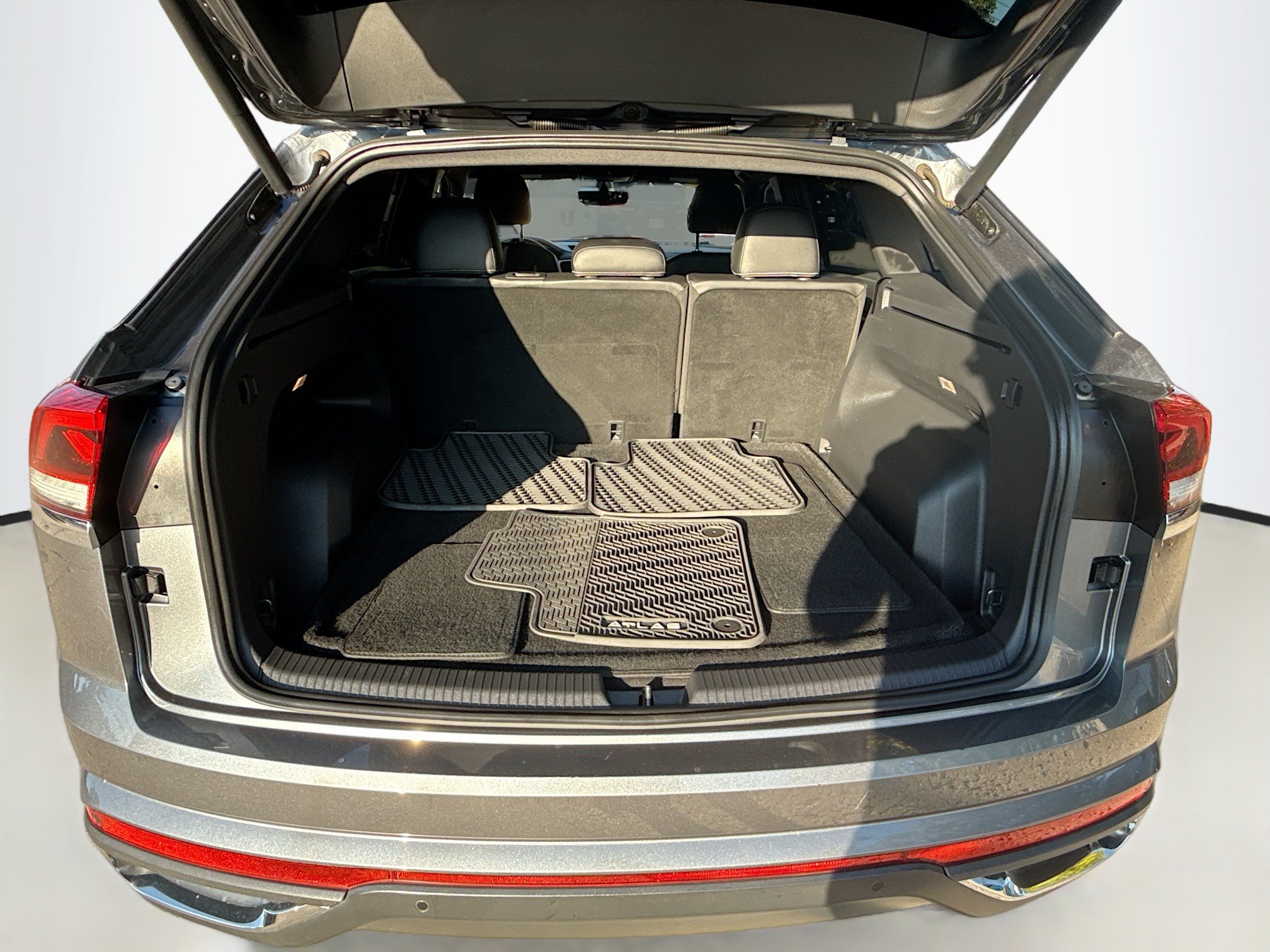 Used 2021 Platinum Gray Metallic Volkswagen 2.0T SE w/Technology image 25