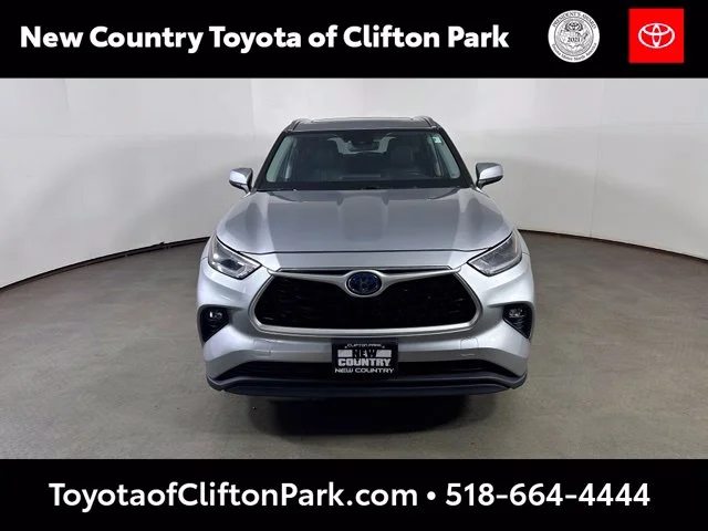 Used 2021 Silver Toyota XLE image 2