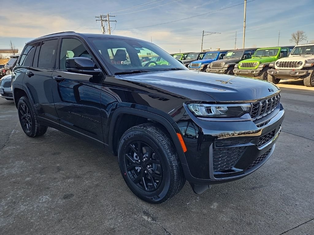 New 2026 Diamond Black Crystal Pearl-Coat Exterior Paint Jeep Altitude image 14