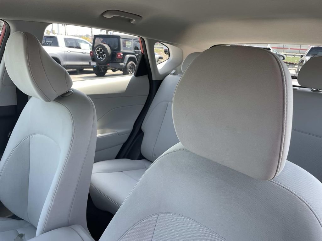 2025 Hyundai Kona SE - Photo 19