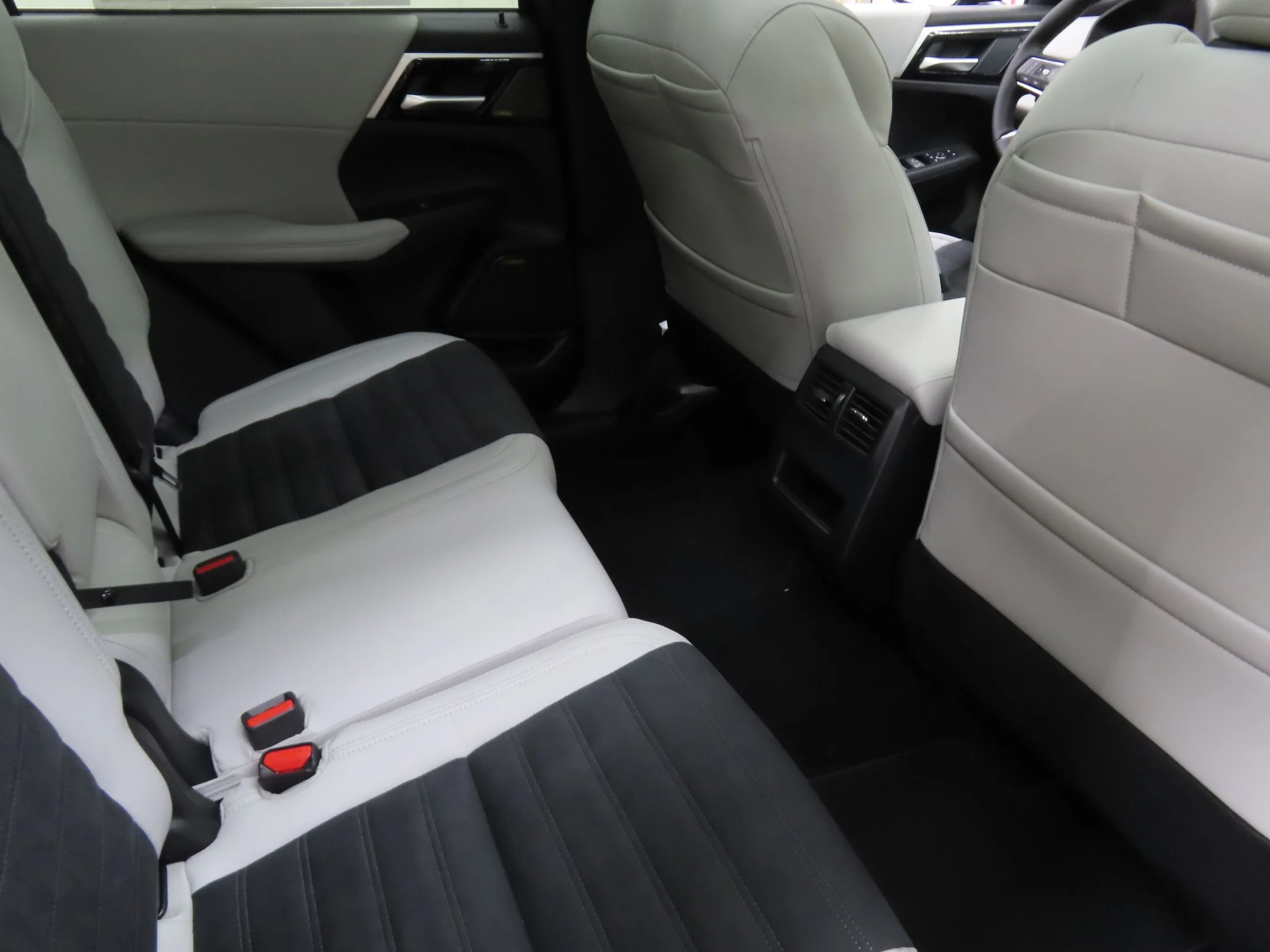 2025 Mitsubishi Outlander SE - Photo 25