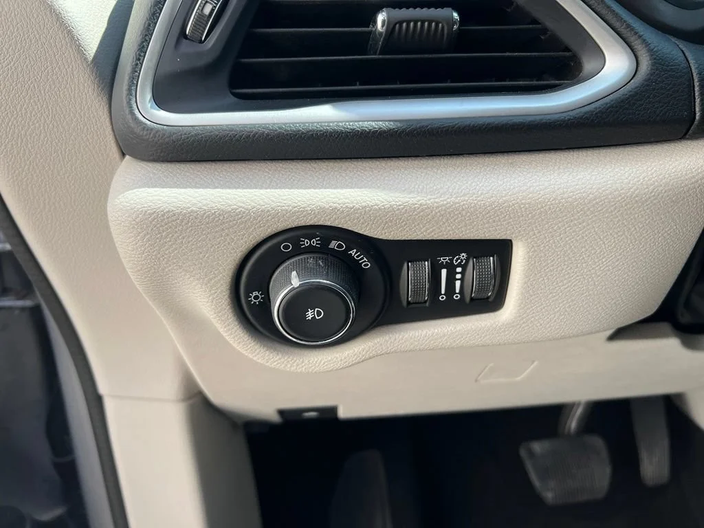 Used 2018  Chrysler Touring L image 12