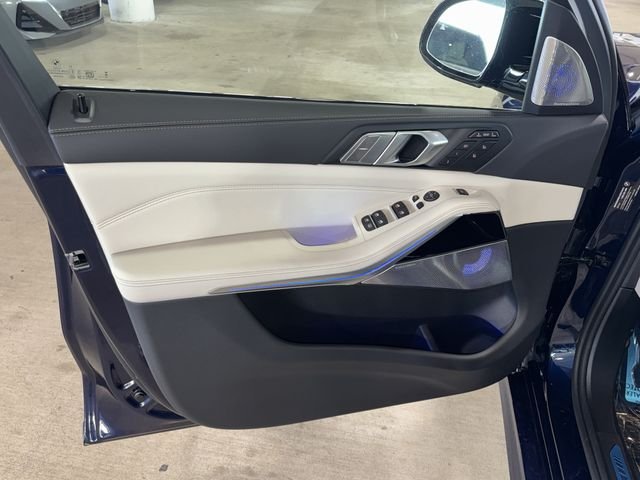 New 2027 Tanzanite Blue II Metallic BMW M60i image 13