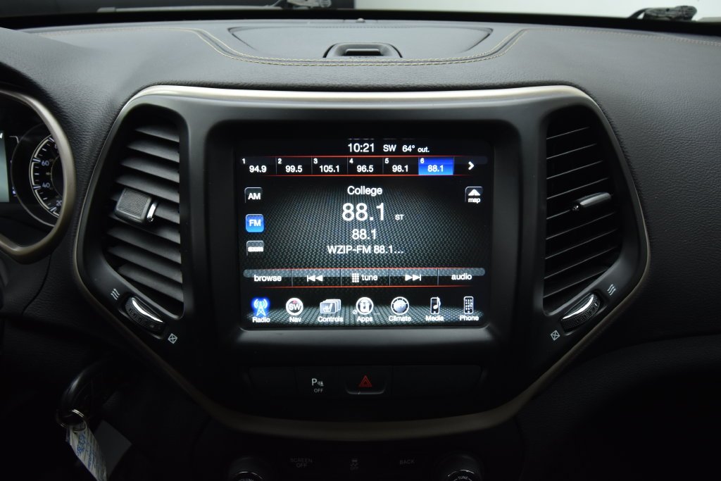 Used 2017 White Jeep Latitude image 12