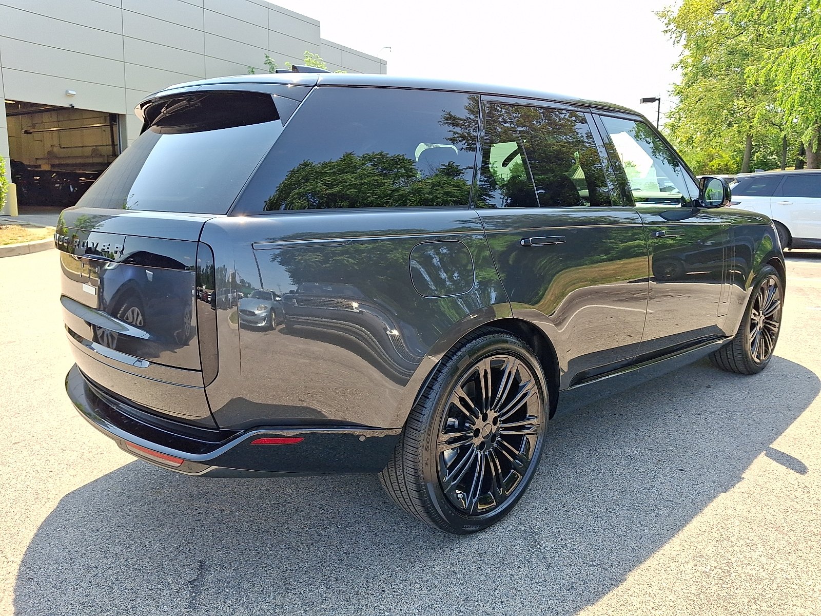 New 2026 Carpathian Grey Land Rover P530 SE image 4