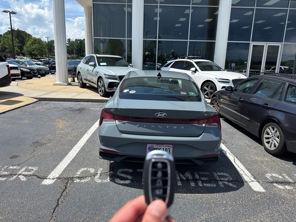 Used 2023 Gray Hyundai SEL image 5