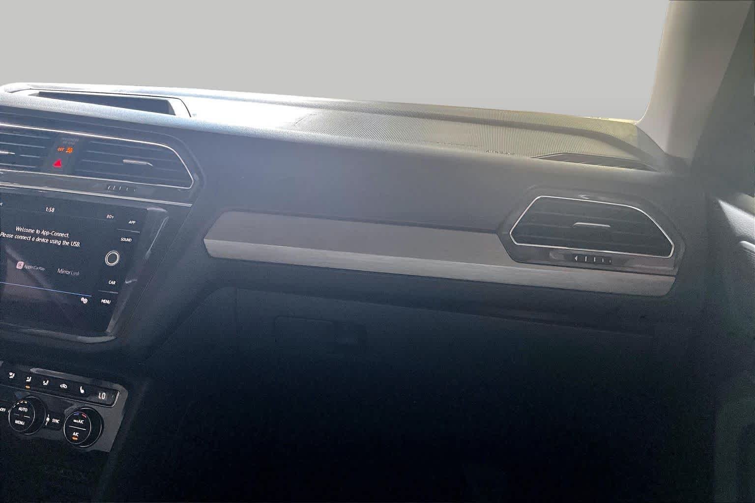 Used 2019 Silk Blue Metallic Volkswagen SE image 17