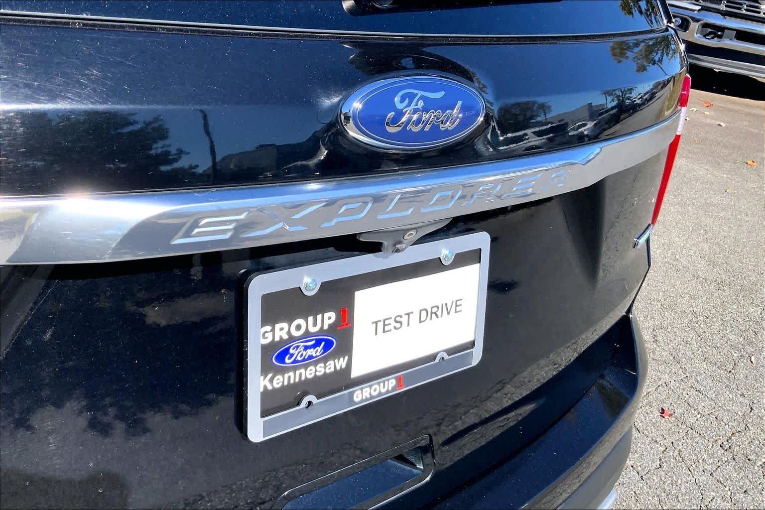 Used 2017 Shadow Black Ford Platinum image 31