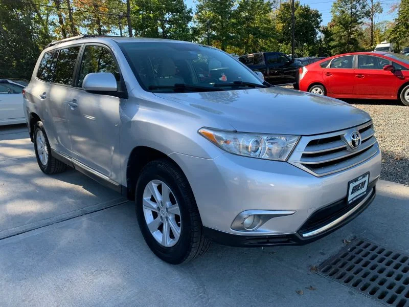 Used 2011 Silver Toyota Sport Utility 4D image 18