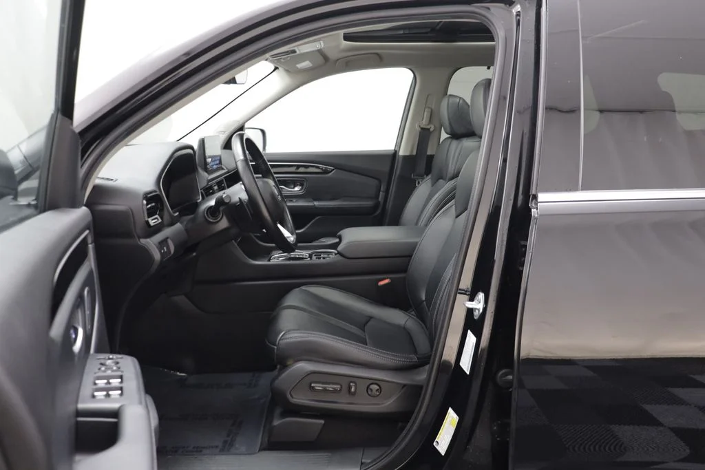 Used 2024 Crystal Black Pearl Honda Touring image 5