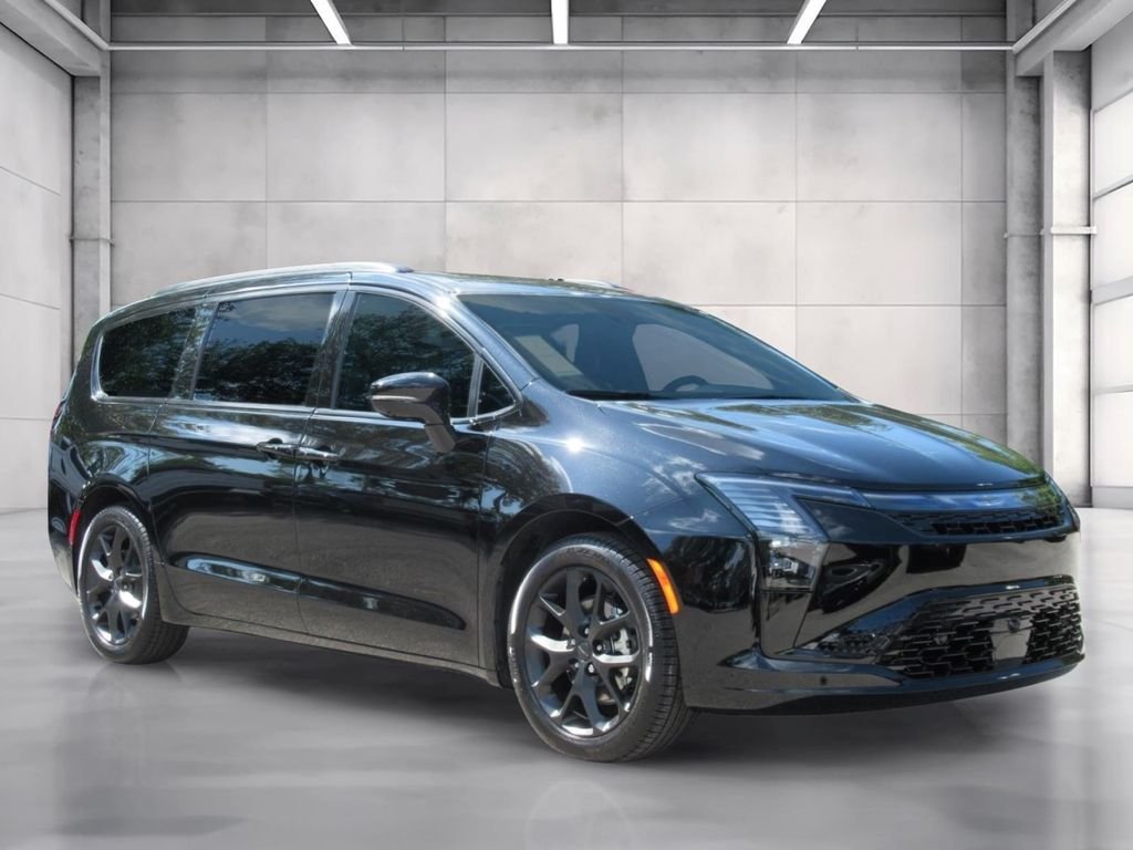 2027 Chrysler Pacifica Limited's photo
