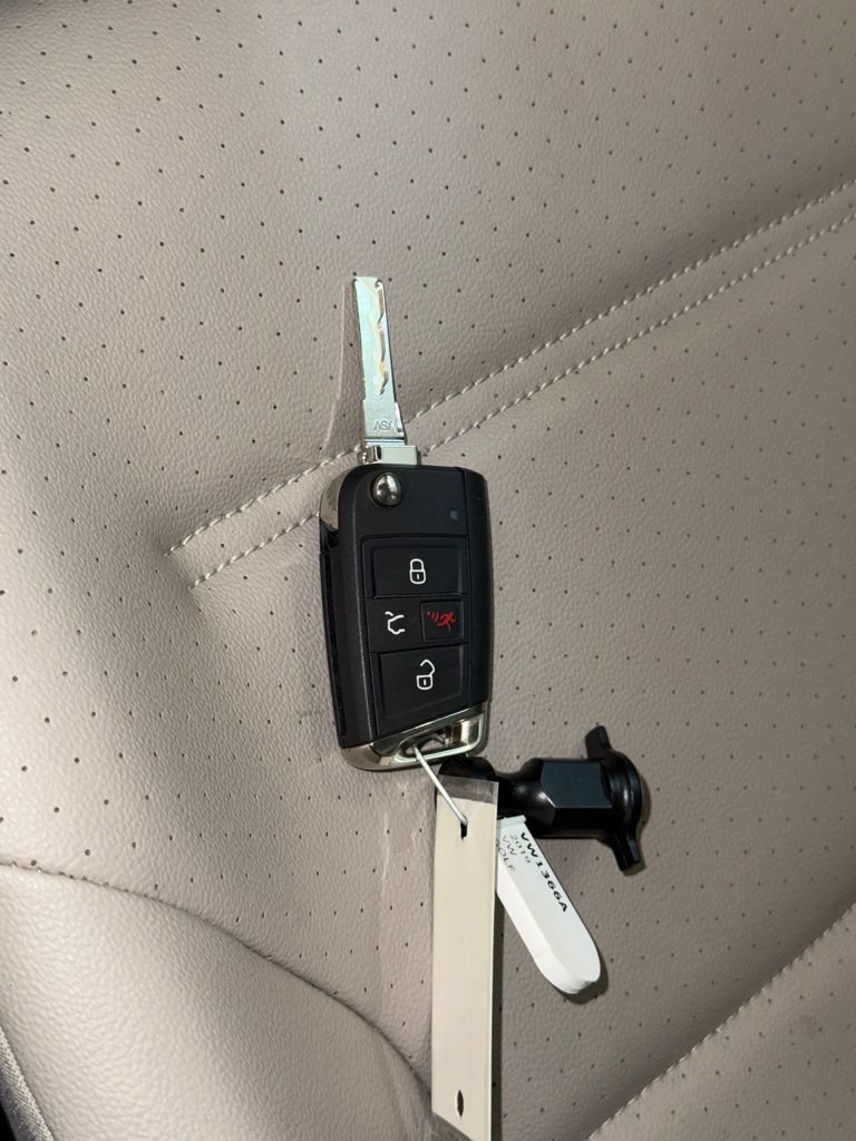 Used 2019 White Volkswagen  image 25