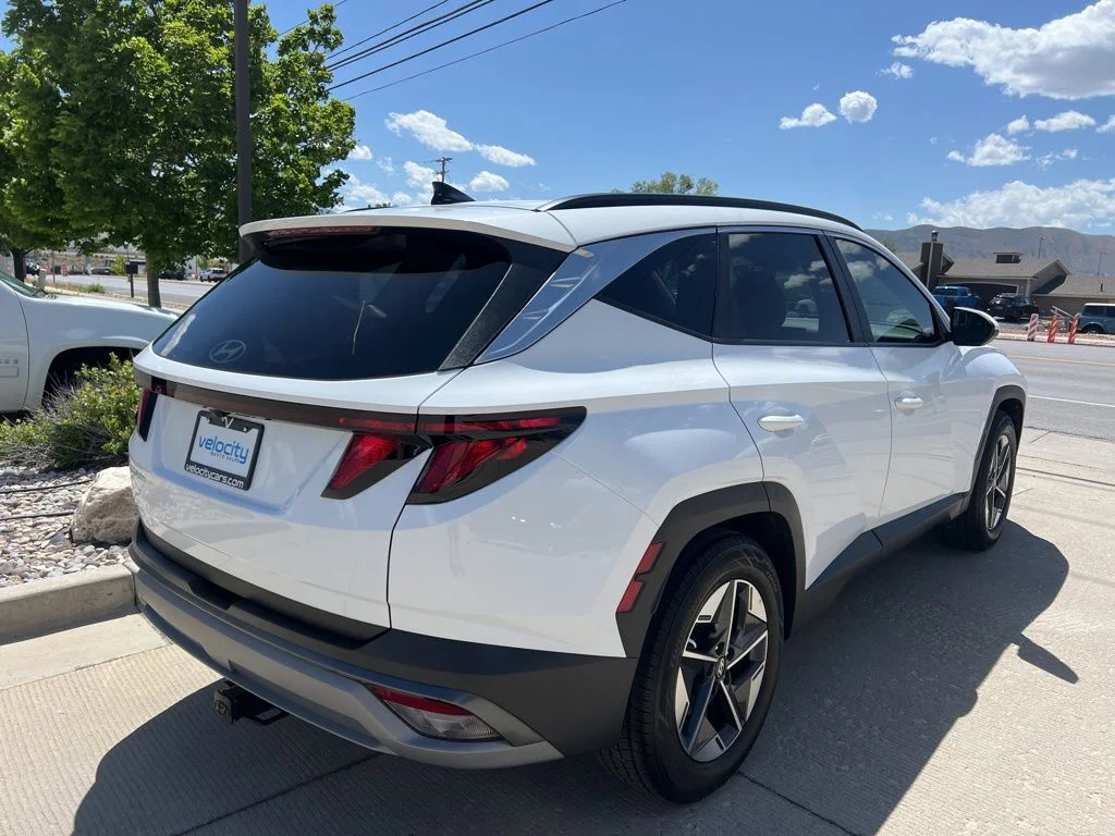 Used 2025 White Hyundai SEL image 6