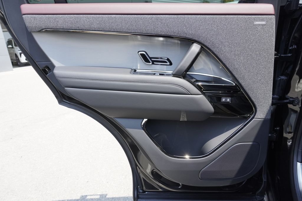 New 2026 Santorini Black Land Rover Dynamic SE image 28