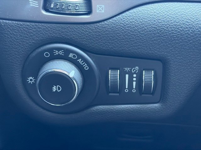 Used 2019 Silver Jeep Latitude Plus image 30