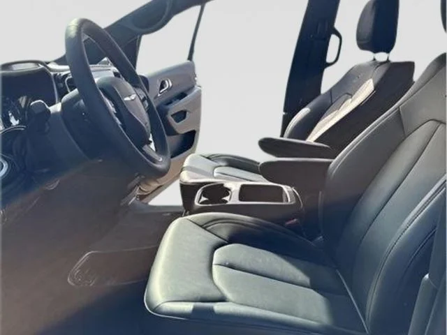 New 2026 Diamond Black Crystal Pearl-Coat Exterior Paint Chrysler Select image 12