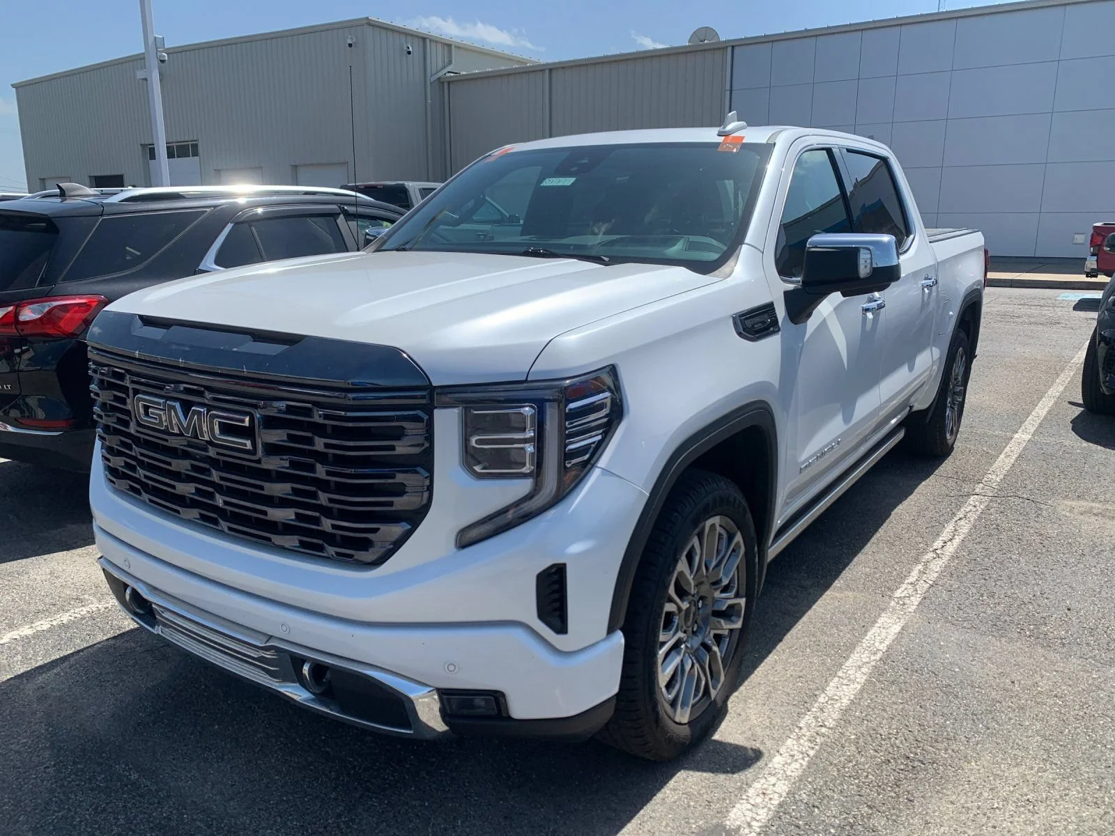 Used 2024 White Frost Tricoat GMC Denali Ultimate image 5