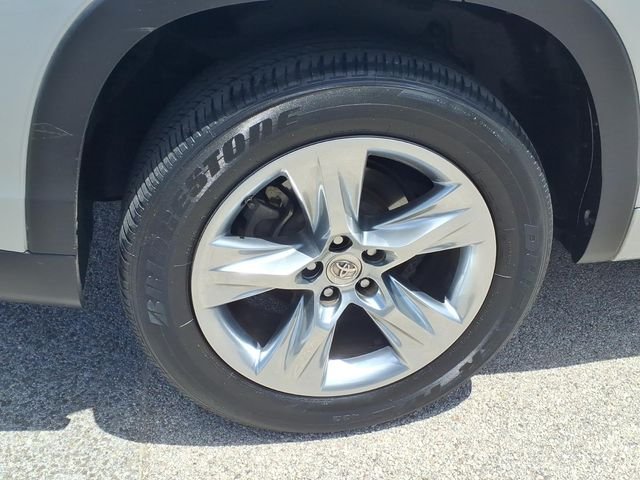 Used 2015 Silver Toyota Limited image 7