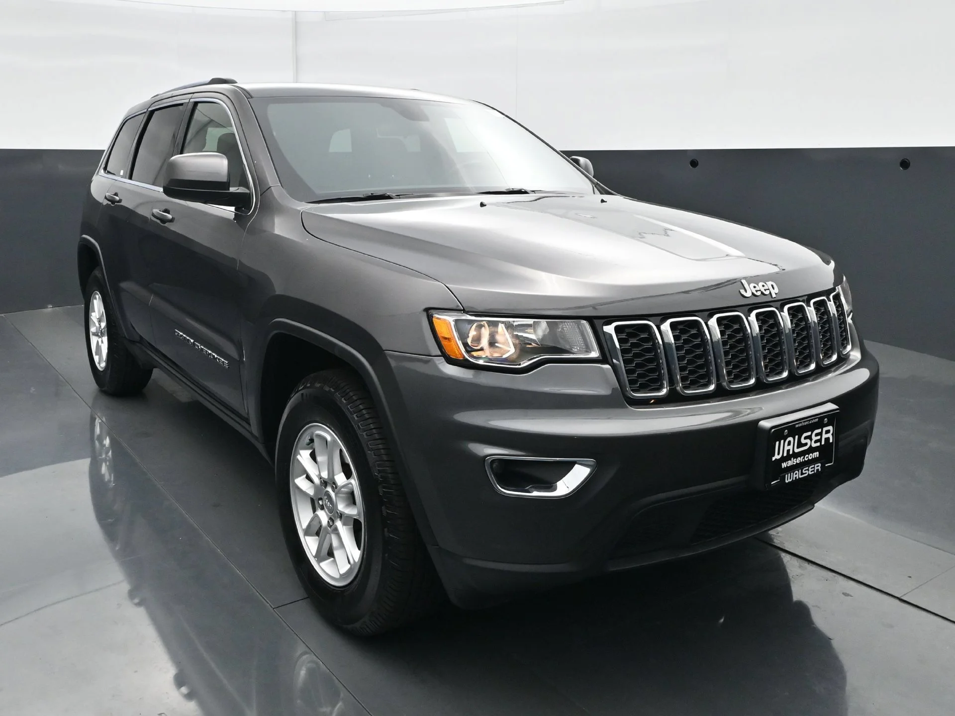 Used 2020 Granite Crystal Metallic Clearcoat Jeep Laredo E image 11