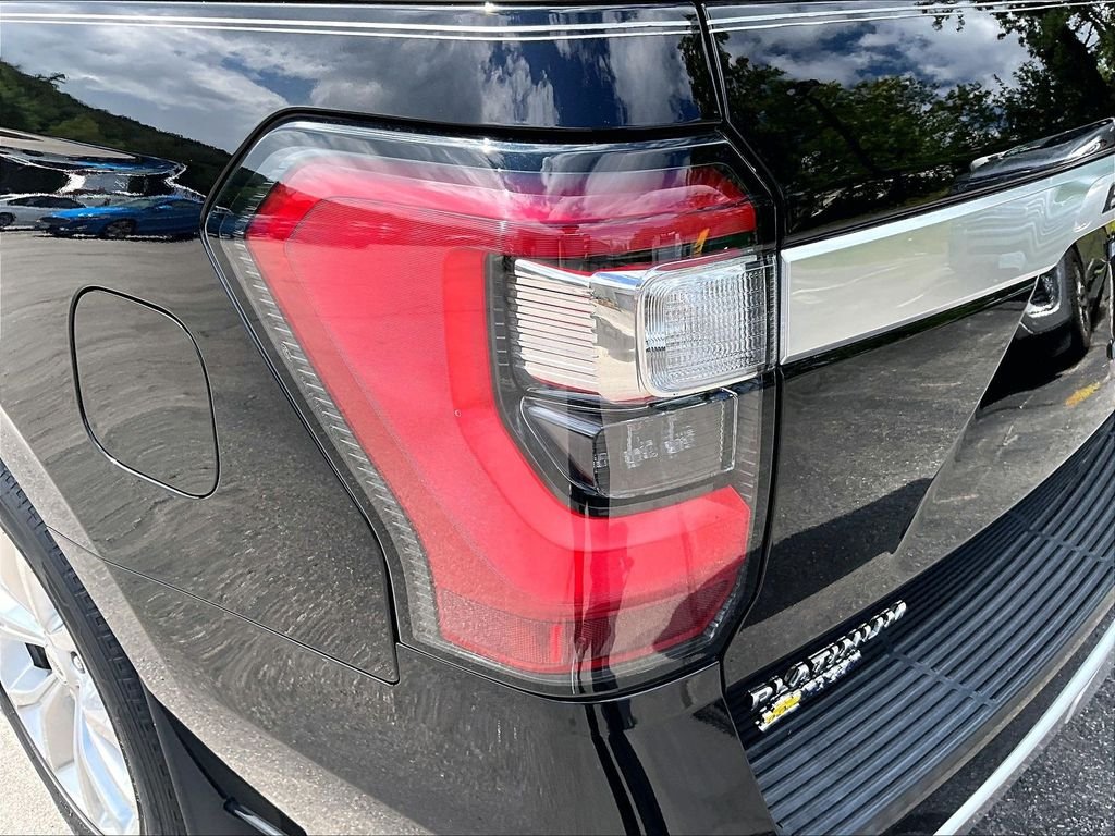 Used 2019 Black Metallic Ford Platinum image 35
