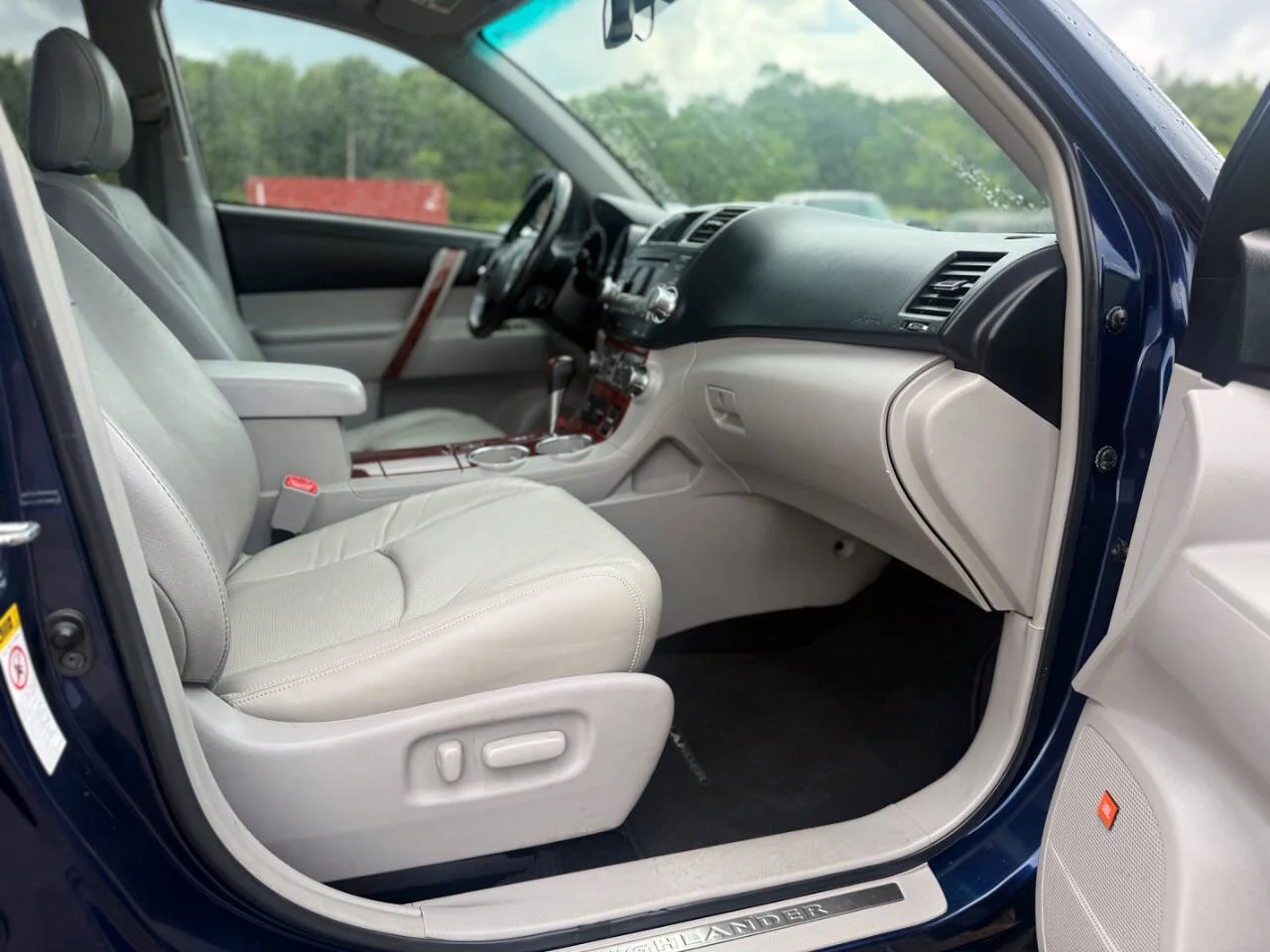 Used 2011 Blue Toyota Limited 4dr SUV image 18