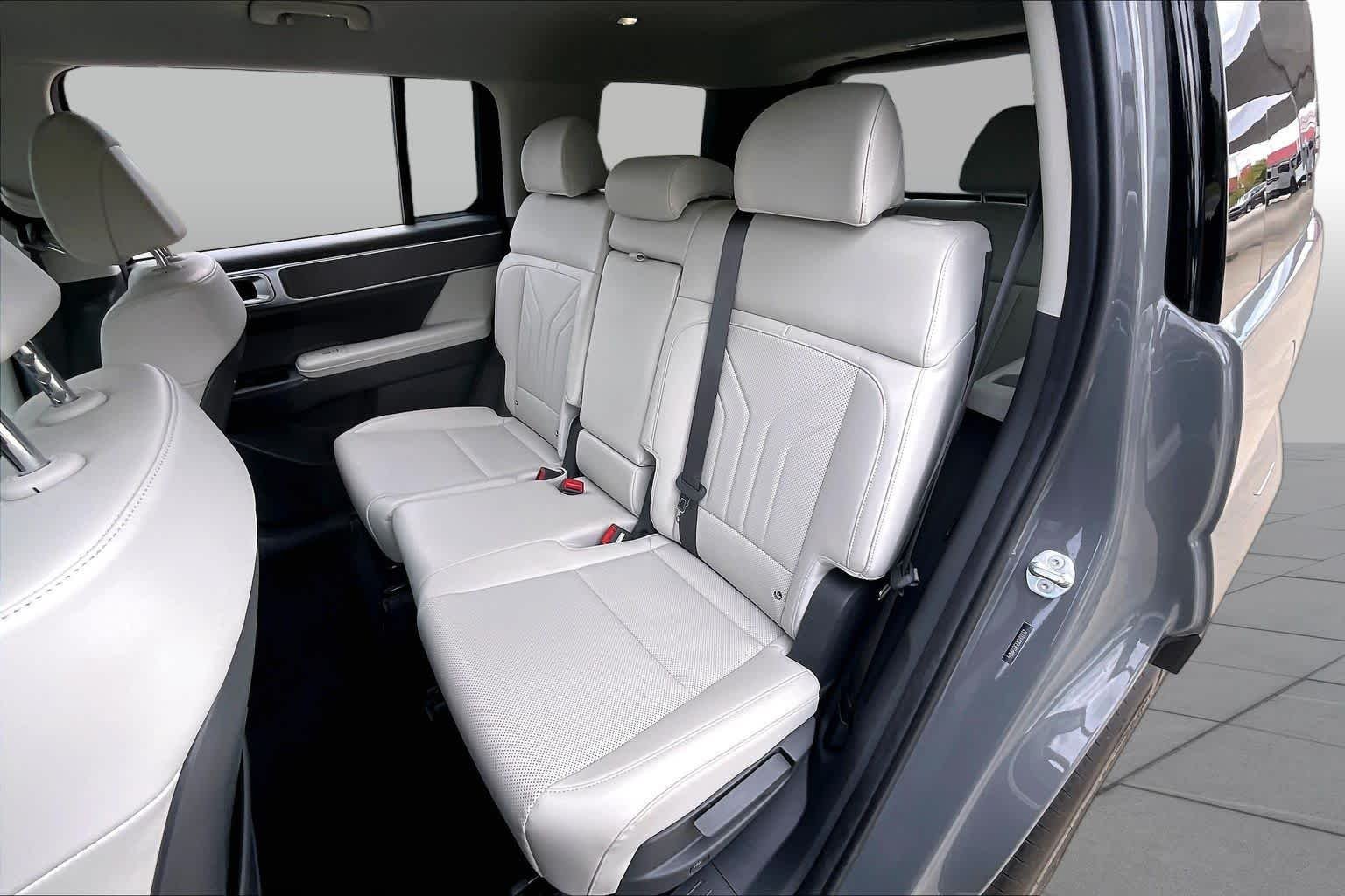 Used 2025 Hampton Gray Hyundai SEL image 19