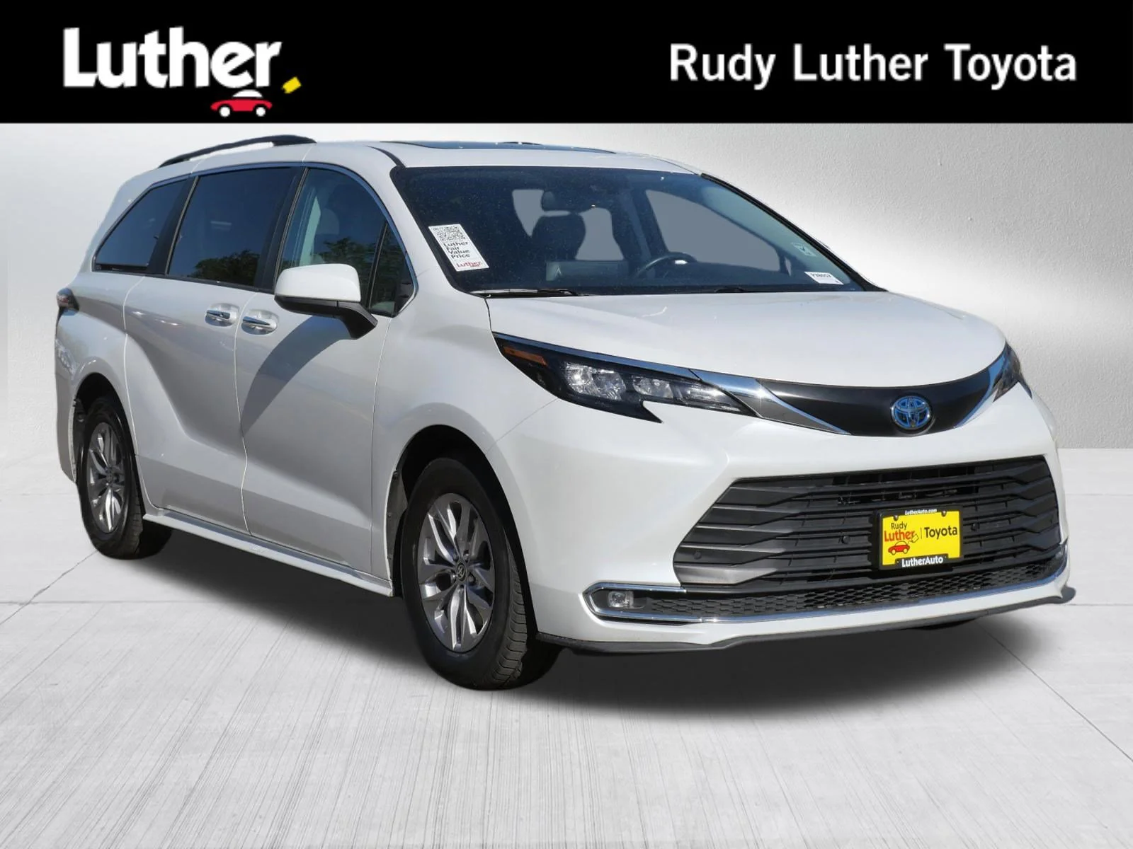 2024 Toyota Sienna XLE 7-Passenger Hybrid FWD's photo