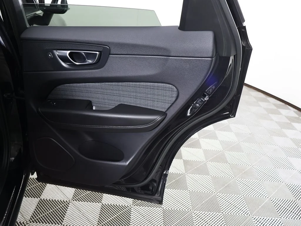 Used 2022 Onyx Black Metallic Volvo B5 Momentum image 27