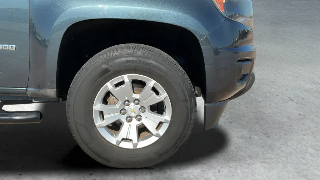 Used 2019 SHADOW GRAY METALLIC Chevrolet 2WD LT image 24