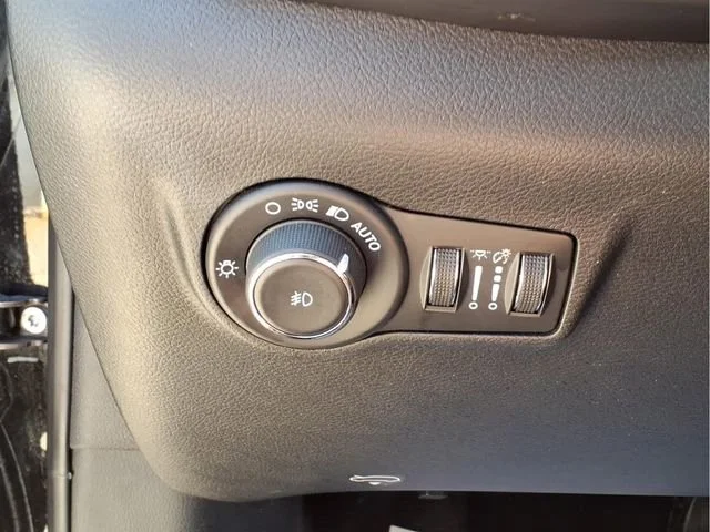 Used 2024  Jeep Latitude image 15