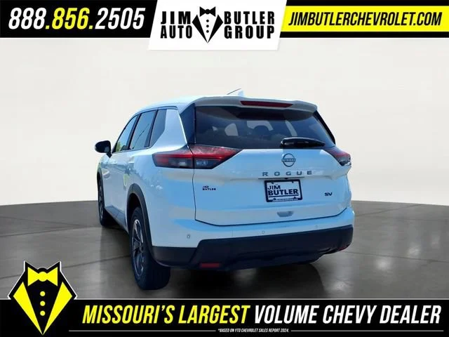 Used 2024  Nissan SV image 2