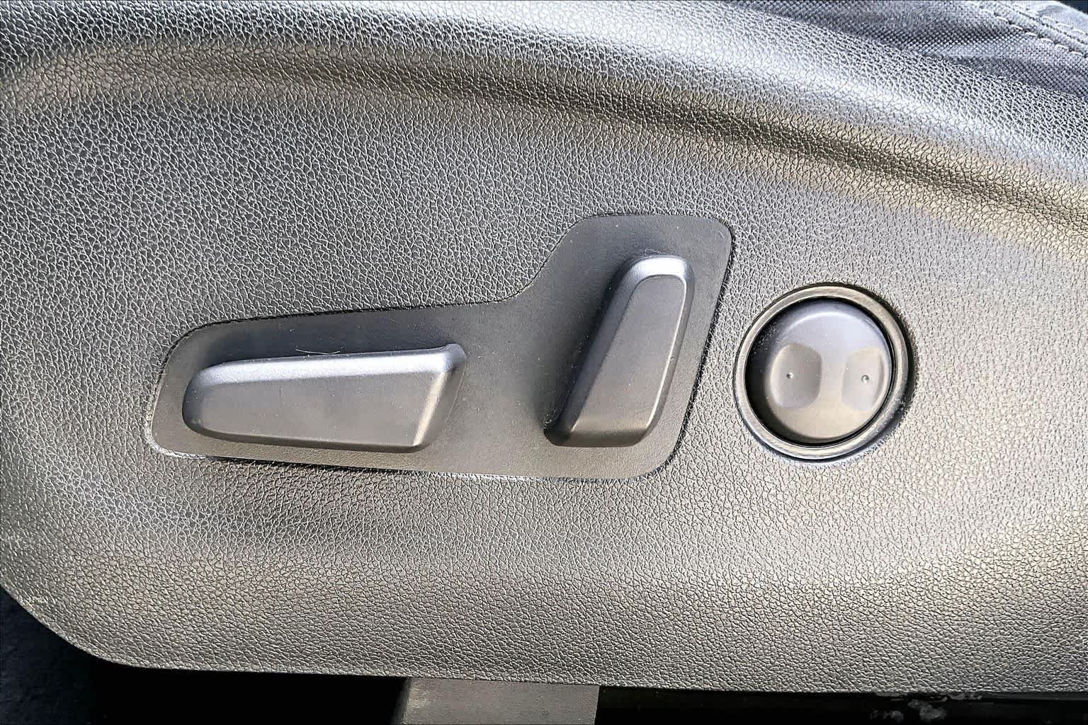 Used 2019 Snow White Pearl Kia LX V6 image 30