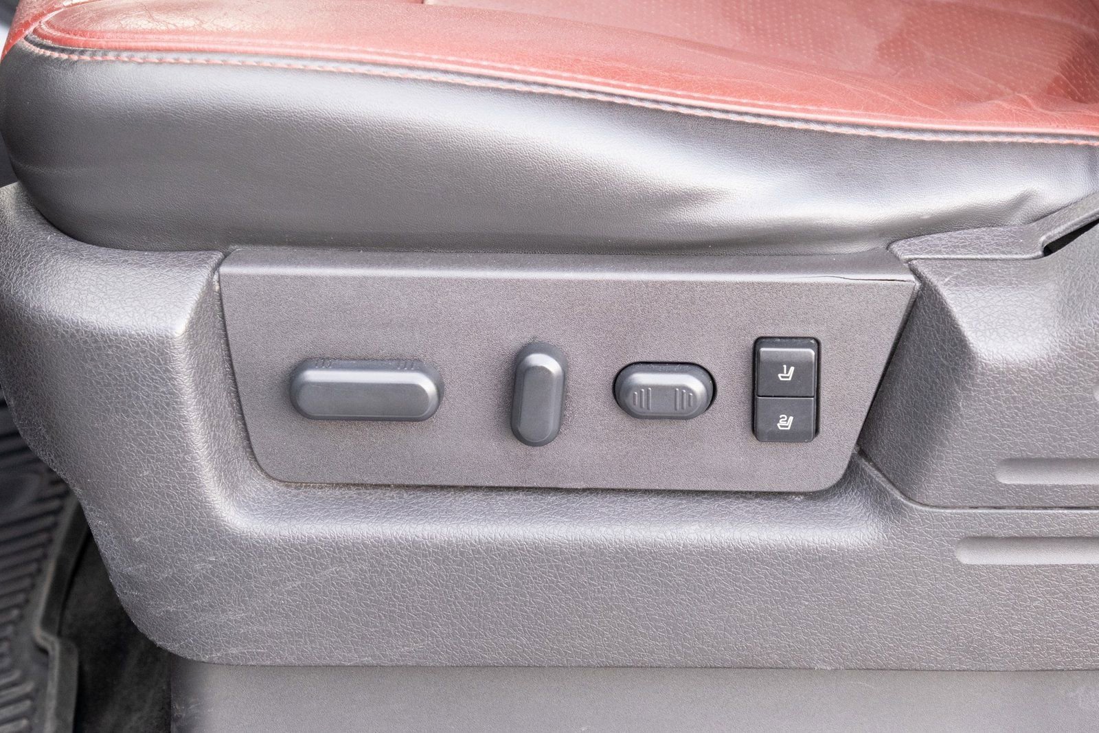 Used 2013  Ford Limited image 12