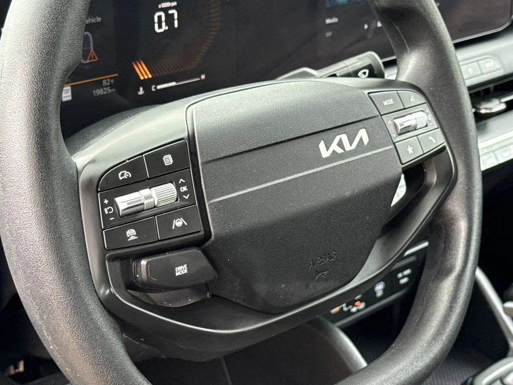 Used 2025 White Kia LXS image 19
