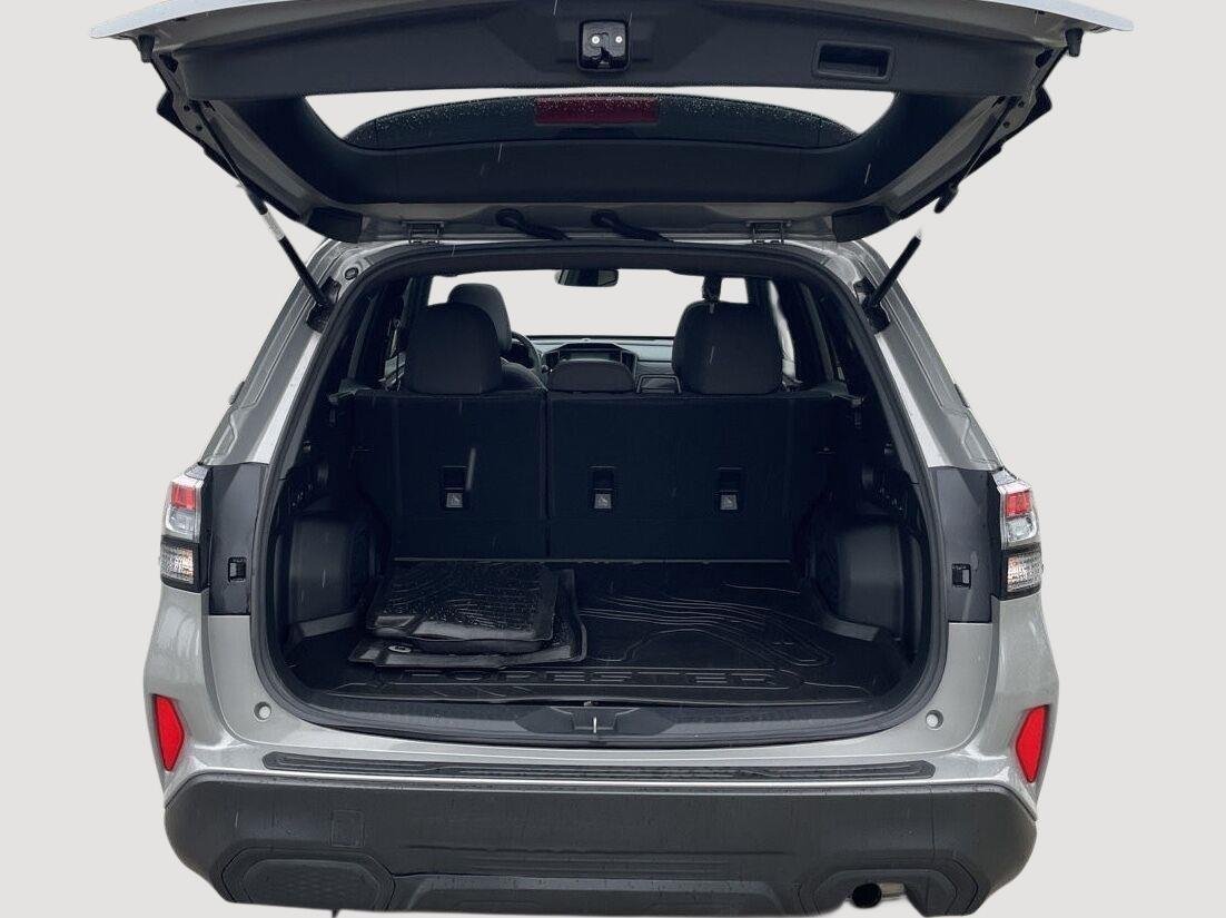 Used 2025 River Rock Pearl Subaru Premium image 16
