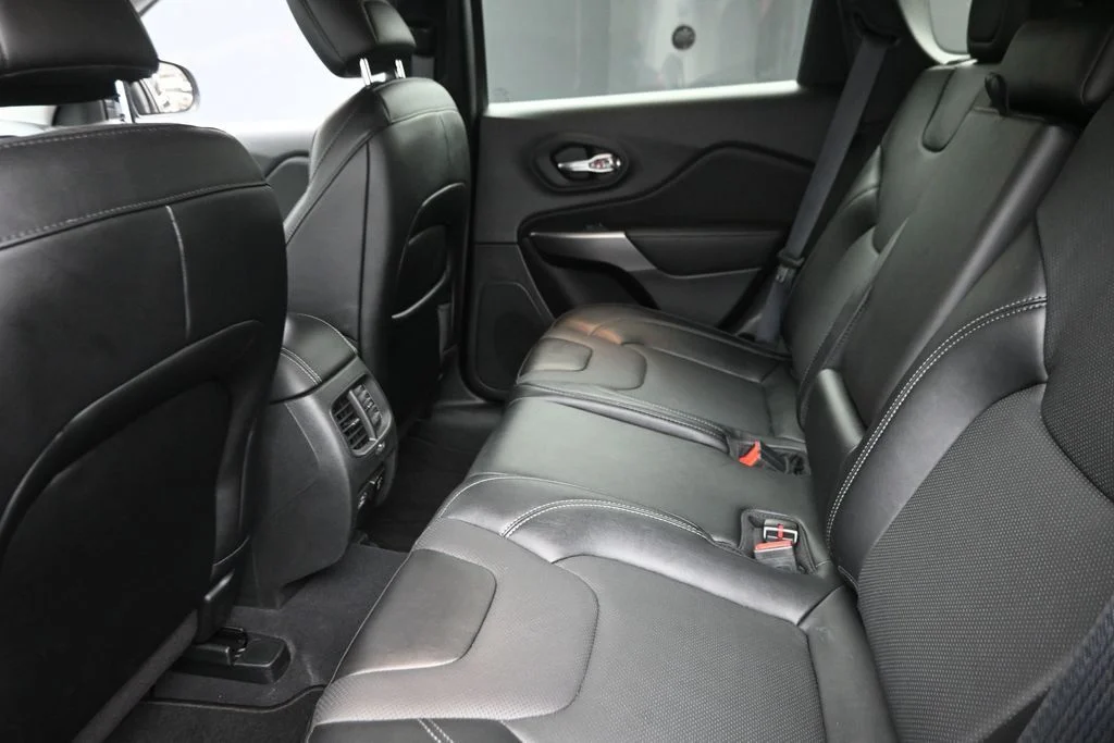 Used 2022 Gray Jeep Latitude Lux image 13