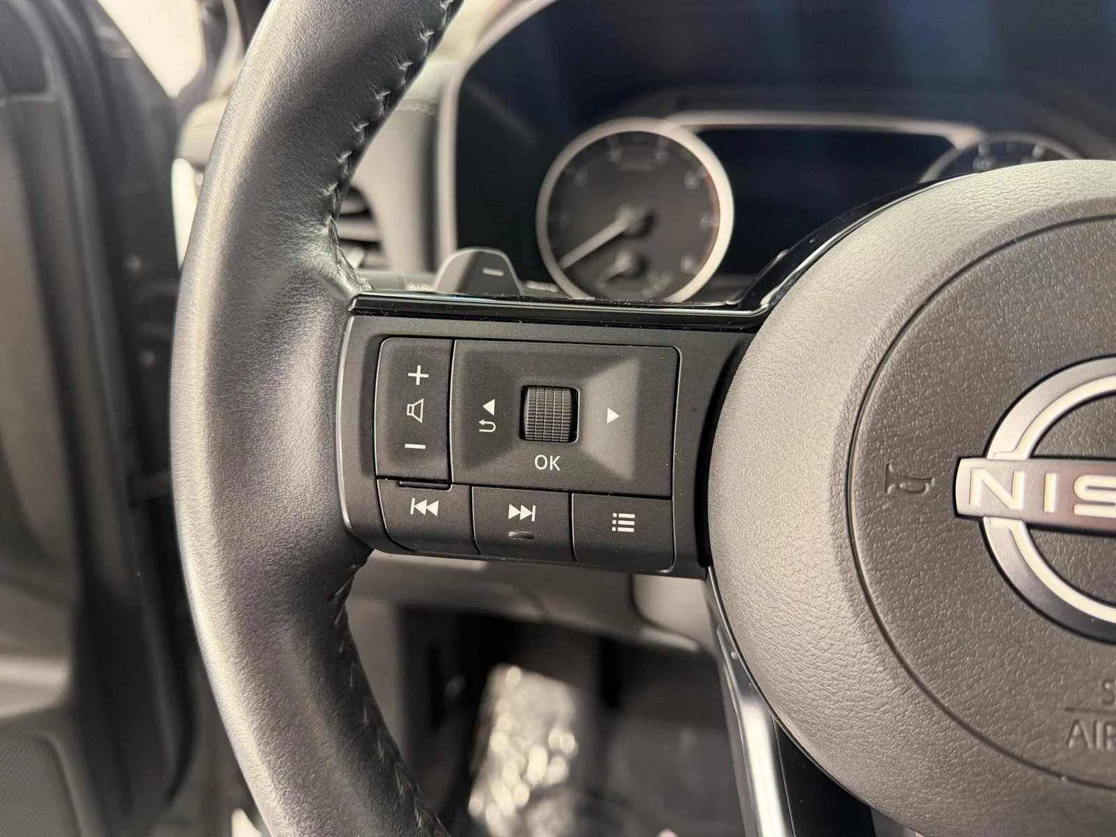 Used 2023 Boulder Gray Pearl Nissan SL image 14