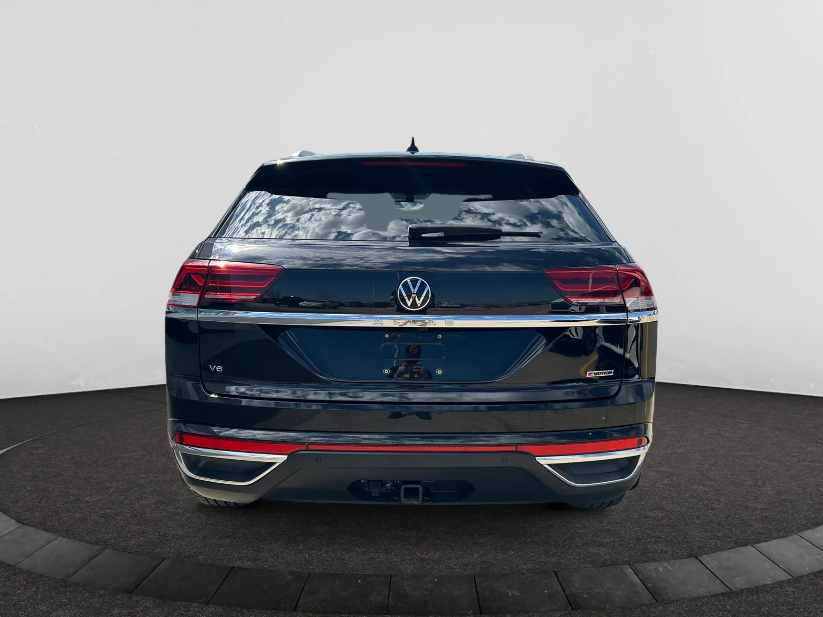 Used 2021 Black Volkswagen HIGHLINE image 4