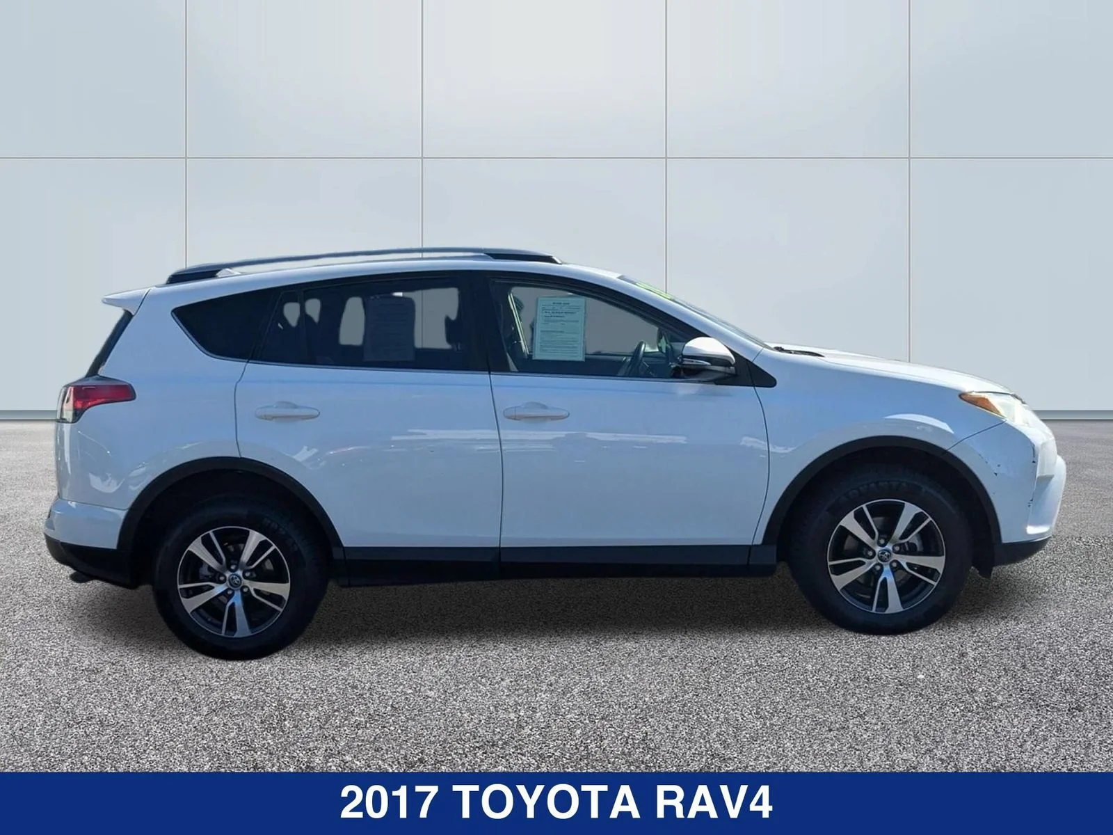 Used 2017  Toyota XLE image 6