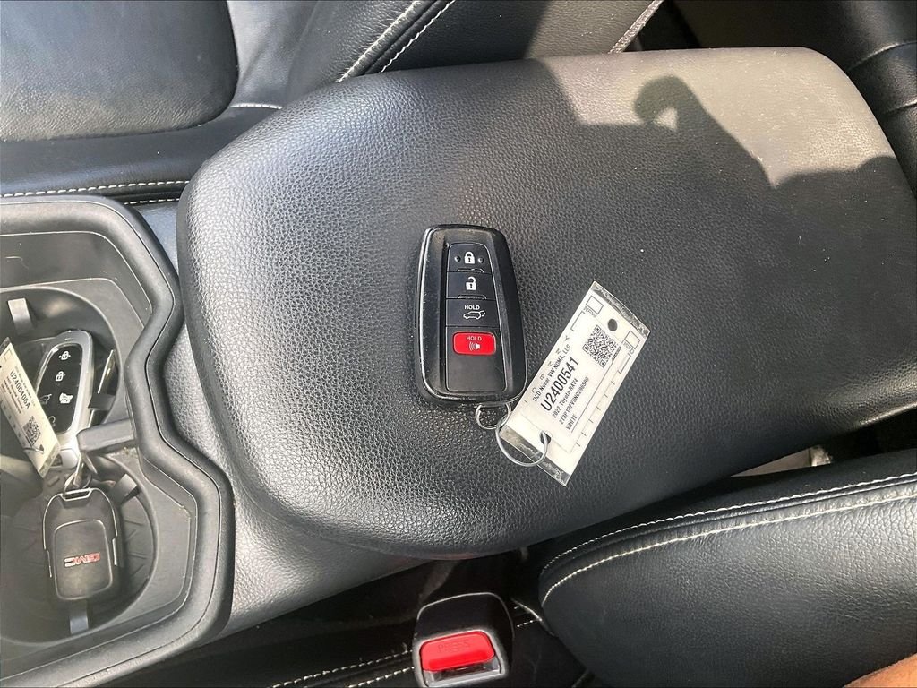 Used 2022 White Toyota XLE image 30