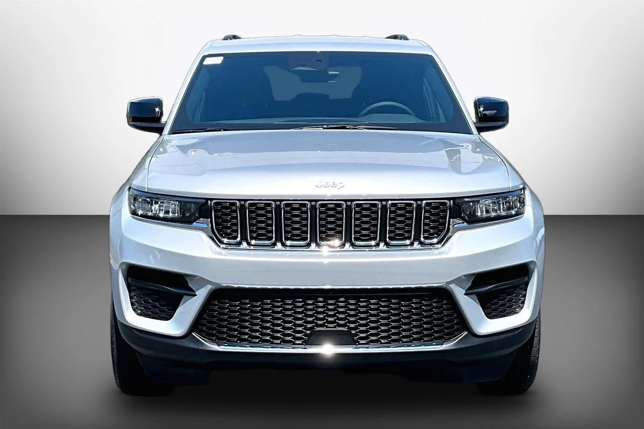 New 2026 Silver Zynith Jeep Laredo image 3