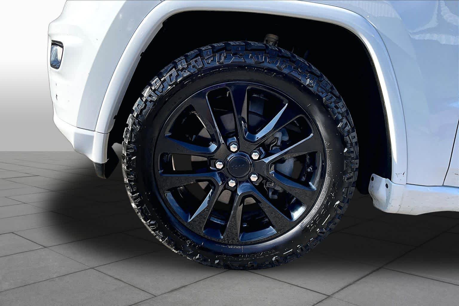 Used 2018 Bright White Clearcoat Jeep Altitude image 13