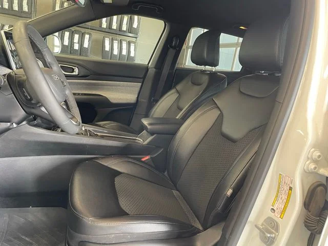 Used 2025 White Jeep Latitude image 10