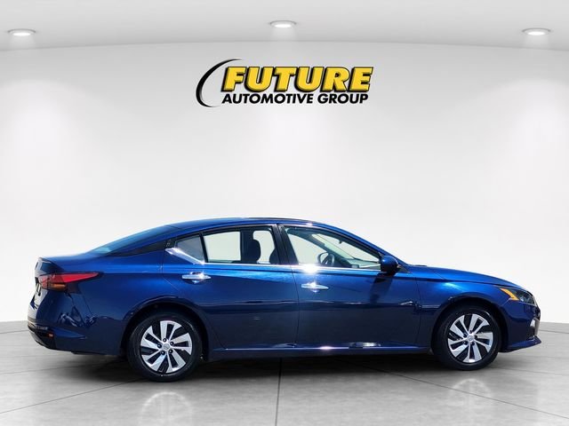 Used 2022 Blue Nissan 2.5 S image 3