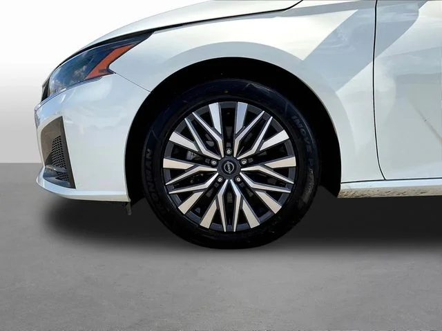 Used 2025 White Nissan 2.5 SV image 32