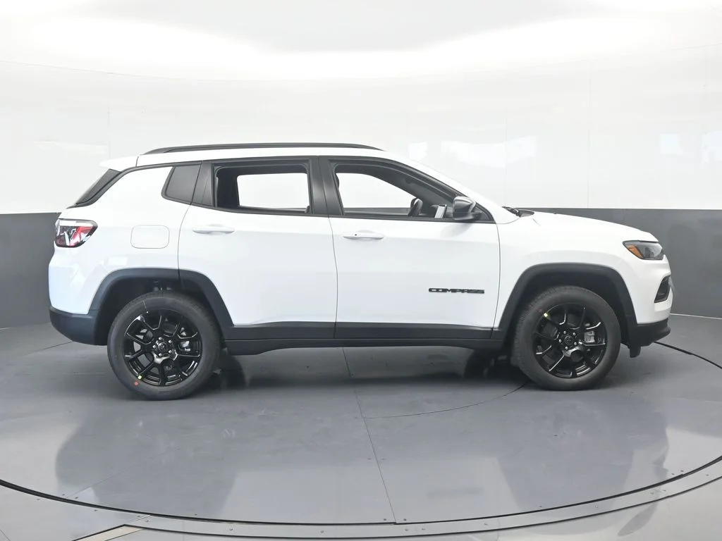New 2026 Bright White Clear-Coat Exterior Paint Jeep Latitude image 7