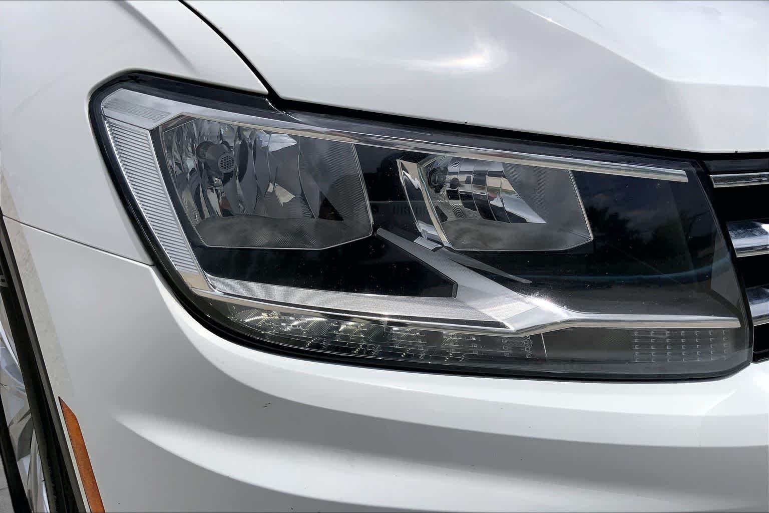 Used 2018 Pure White Volkswagen SE image 27
