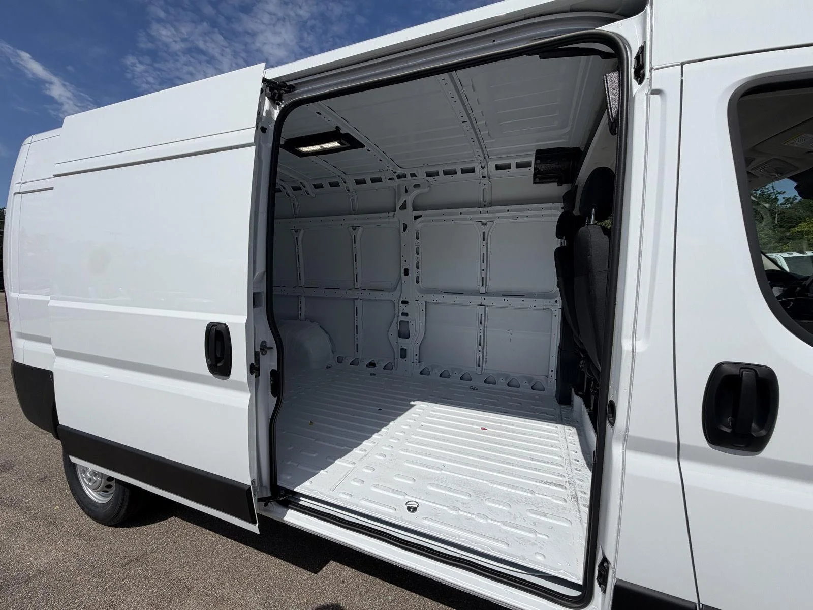 New 2026 Bright White Clear-Coat Exterior Paint RAM Tradesman image 17